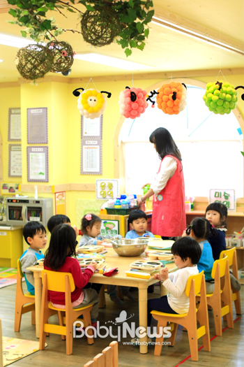 서울의 한 어린이집 보육실에서 만2세 어린이들이 점심식사를 하기 위해 책상앞에 옹기종기 모여 앉아 있다. 이기태 기자 likitae@ibabynews.com