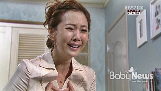 KBS 2TV 주말드라마 ‘넝쿨째 굴러온 당신’에서 김남주(극중 윤희)가 유산 소식을 접하고 나서 오열을 하고 있는 모습. ⓒKBS