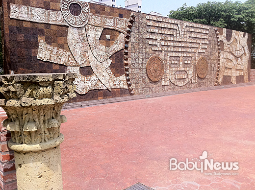저것이 바로 마야문명이닷~! 길이 23m, 높이 5m의 도자벽화(MURAL CERAMICA)는 멕시코와 중미지역의 아즈테카와 마야의 신비로운 문화유산의 상징과 생활풍습을 담은 작품이죠. ⓒ한민정