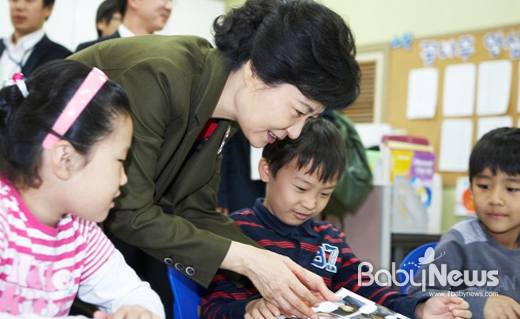 새누리당 박근혜 대통령 후보가 지난 10일 경기도청 꿈나무 안심학교에 방문해 아이들과 함께 하고 있다. ⓒ박근혜 캠프