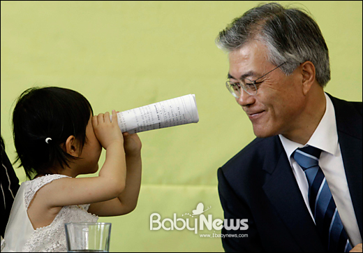 베이비뉴스 이기태 기자 = 민주통합당 문재인 대통령 후보가 지난달 21일 오후 서울 홍대 인근 카페에서 문재인펀드 선한 출자자와의 만남을 갖던 중 한 아이가 종이를 말아 망원경 놀이를 하자 아이의 눈을 마주하고 있다. ⓒ문재인캠프
