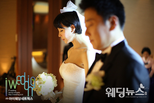 배우 채영인이 지난 24일 서울시 강남구 논현동 마리아쥬스케어에서 5살 연상의 의사와 결혼식을 올렸다. ⓒ아이웨딩