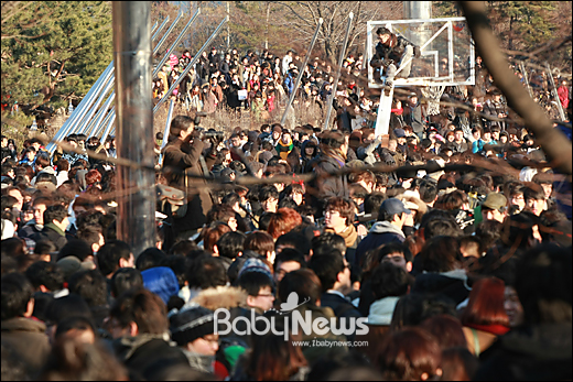 베이비뉴스 이기태 기자 = 크리스마스 이브인 24일 오후 서울 영등포구 여의도동 여의도광장에서 열린 '솔로대첩'에서 참가자들이 운집해 있다. likitae@ibabynews.com ⓒ베이비뉴스
