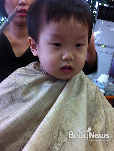 베이비뉴스 소장섭 기자 = 아기의 첫 번째 머리깎기는 엄마가 직접 할 수밖에 없는 경우가 많다. 아이가 성장해 미용실에서 머리를 자를 수 있기까지는 시간이 꽤 걸린다. desk@ibabynews.com ⓒ베이비뉴스