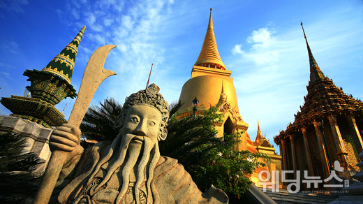 방콕에는 수많은 불교 사원이 있는데, 국가뿐 아니라 개인 소유의 것도 이용료가 비싸지 않고 볼거리가 많아 관광객의 발걸음이 끊이지 않는다. ⓒ태국관광청
