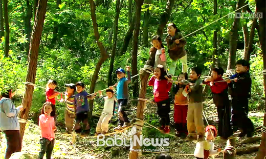 지난 20일 MBC에서 방영된 MBC스페셜 ‘일곱 살의 숲’은 지난해 9월부터 6개월간 취재한 인천대학교 숲유치원 아이들의 모습을 통해 진정으로 아이의 행복을 위한 것이 무엇인지에 대해 되짚어, 영유아 자녀들을 둔 부모들 사이에서 큰 화제가 됐다. ⓒMBC