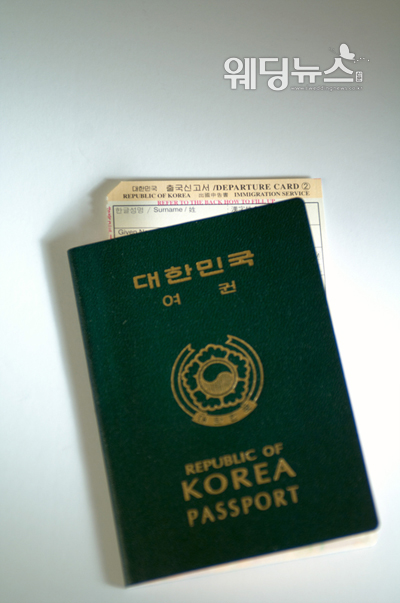 해외여행을 떠날 때에는 반드시 여권과 신용카드에 서명을 해야한다. 여권 내 소지인 서명이 없으면 위변조 여권 소지인으로 의심받을 수 있다. 여권과 신용카드의 서명은 반드시 통일하는 것이 좋다. ⓒ베이비뉴스