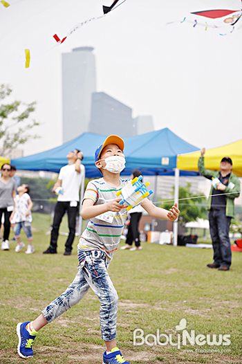 한국백혈병어린이재단은 지난 1일 서울시 영등포구에 위치한 여의도 한강공원 녹음수광장에서 '2013 소아암 어린이 완치기원 연날리기' 행사를 개최했다. ⓒ한국백혈병어린이재단