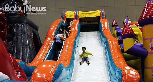 양재 at센터 3층에서는 오는 8월 25일까지 물놀이와 놀이기구를 동시에 즐길 수 있는 해피썸머 페스티벌 '키즈파크'가 운영된다. ⓒhappy air bounce