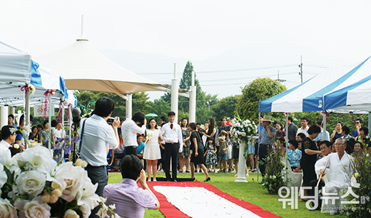 지난달 31일 경남 창원시 성산구 장미공원에서 장미공원 결혼식 1호 커플이 탄생했다. ⓒ창원시 성산구