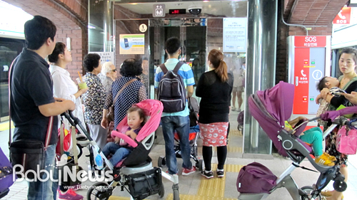 시청역에 도착한 이완(40), 최선영(38) 부부가 서울광장으로 나가기 위해 엘리베이터를 기다리고 있다. 이미 엘리베이터 앞에는 엘리베이터를 타려는 이용자들로 북적인다. 정가영 기자 ky@ibabynews.com ⓒ베이비뉴스