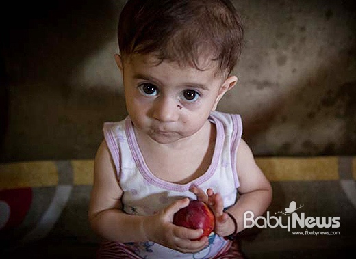 마야(11개월)의 가족들은 포위된 마을에 수 개월 동안 갇혀 있다가 시리아를 탈출했다. 식량 부족으로 영양실조에 걸리기도 했던 마야는 현재 시리아 국경 근처의 폐허가 된 공장 건물에 머물고 있다. ⓒJonathan Hyams·Save the Children
