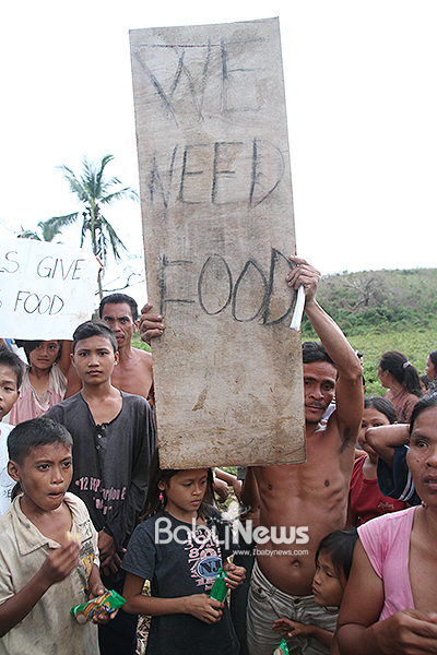 거리에서 피켓을 들고 있는 단반타얀 주민들. ⓒ밀알복지재단