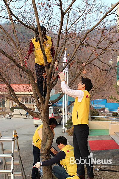 한국보건복지인력개발원 직원들은 지난 4일 충북혜능보육원을 찾아가 크리스마스트리 만들기 및 환경 정비 등 봉사활동을 실시했다. ⓒ한국보건복지인력개발원