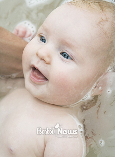 목욕 중에 아기가 욕조 안에서 볼일을 보더라도 당황하지 말자. 이럴 땐 아기를 꺼내 수건을 감싸고 물은 새로 가는 것이 좋다. ⓒ베이비뉴스