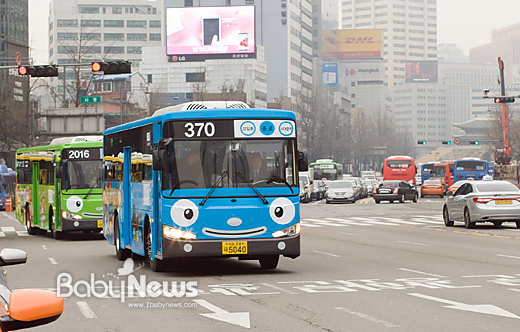 서울의 중심 도로인 서울광장 앞 태평로를 지나는 꼬마버스 타요와 그 친구들로 디자인한 시내버스. 이기태 기자 likitae@ibabynews.com ⓒ베이비뉴스