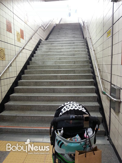 유모차에 아기를 태우고 엄마 혼자서 올라야 하는 불광역 지하철역사의 계단이다. ⓒ김윤전