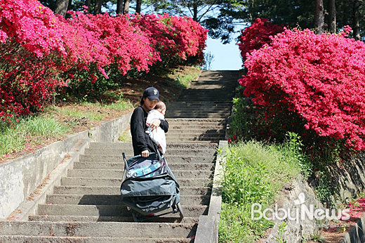 공원의 산책로나 계단은 가팔라서 기본 10kg 이상 나가는 유모차를 끌고 아이를 안고 올라간다는 것은 엄마에게도 쉬운 일이 아니다. ⓒ김고운