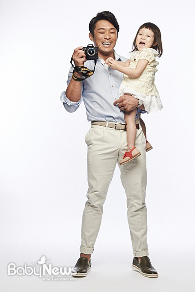 니콘은 KBS '슈퍼맨이 돌아왔다'에서 '추블리 부녀'로 맹활약하는 추사랑 양과 그의 아빠 추성훈을 cf 모델로 발탁했다. ⓒ니콘