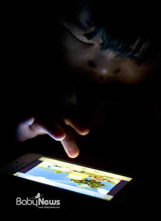 어린 아이가 스마트폰 앱을 이용해 애니메이션을 시청하고 있다. 이기태 기자 likitae@ibabynews.com ⓒ베이비뉴스
