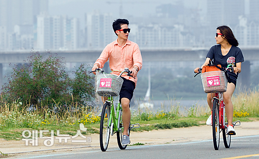 25일 오후 서울 여의도 한강 둔치에서 한 연인이 자전거를 타고 얘기를 나누며 한강변을 달리고 있다. 이기태 기자 likitae@ibabynews.com ⓒ베이비뉴스