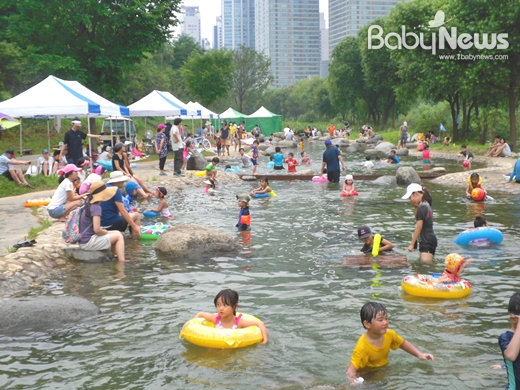서울 강남구는 28일부터 8월 24일까지 양재천 영동4교~5교 사이에 ‘양재천 물놀이장’을 개장한다. ⓒ강남구