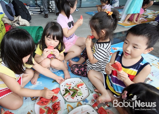 열심히 일한 후 먹는 수박 맛은 꿀맛! 아이들이 수박을 시원하게 나눠 먹고 있다. ⓒ금천구