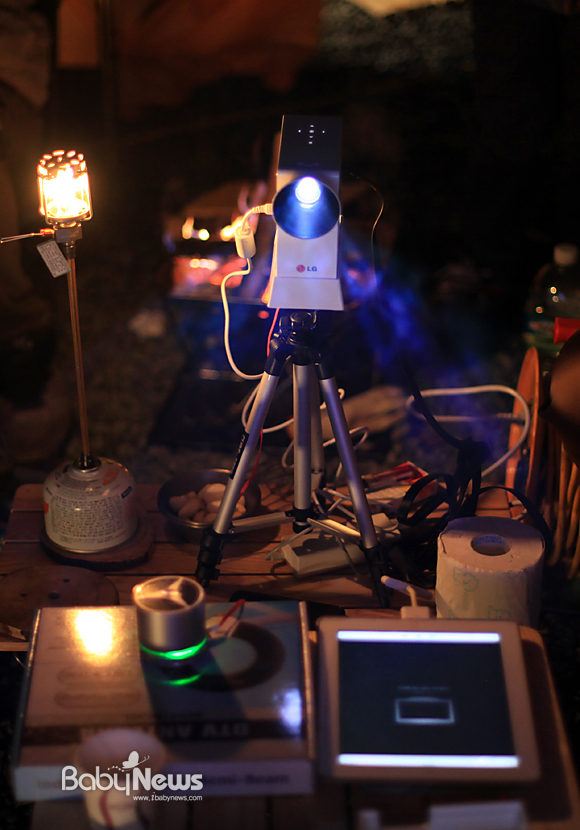 LED 프로젝터인 LG전자 미니빔이 깊은 밤 스크린을 향해 영상을 내보내고 있다. 이기태 기자 likitae@ibabynews.com ⓒ이석범