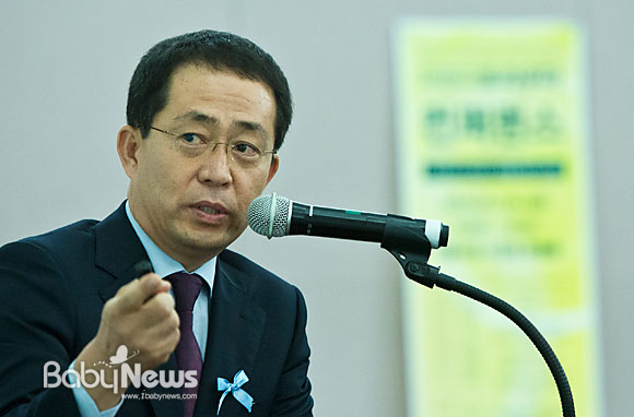 고석 한국어린이안전재단 대표가 19일 오후 서울 시민청 태평홀에서 열린 어린이트라우마컨퍼런스에서 '트라우마 실제 사례-나의 트라우마 이야기'란 주제로 강연을 하고 있다. 이기태 기자 likitae@ibabynews.com ⓒ베이비뉴스