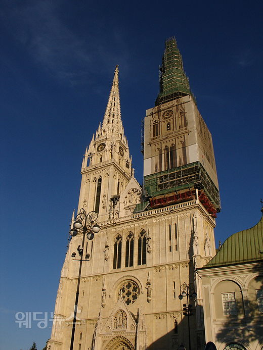 크로아티아 자그레브 어디서나 첨탑을 볼 수 있는 자그레브 대성당. 스테판 성당이라고도 불린다. ⓒ자유나침판
