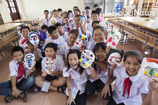 22일 다문화 가정 아이들이 하노이 시 인근 동라초등학교를 방문해 현지 아이들과 함께 한국의 전통 탈을 만들었다. ⓒ세이브더칠드런