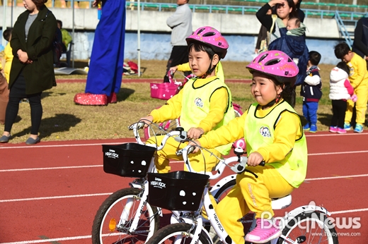 세발자전거 대회 참가 어린이들. ⓒ진주시