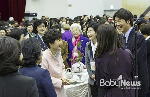 박근혜 대통령이 9일 오후 서울 은평구 한국여성정책연구원에서 열린 `2015 여성 신년인사회`에서 김태욱 채시라 여성가족부 홍보대사와 이야기를 나누고 있다. ⓒ청와대