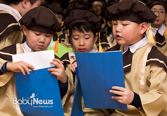 곰달래어린이집 보육실에서 열린 졸업식에서 아이들이 원장 선생님으로부터 받아든 졸업장과 상장을 서로에게 자랑하듯 이야기를 나누고 있다. 이기태 기자 likitae@ibabynews.com ⓒ베이비뉴스