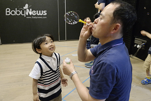 서울시 '아이조아 아빠교실'은 비눗방울 놀이, 아빠 목마타기 등 집에서 아빠와 아이가 쉽게 즐길 수 있는 프로그램으로 구성된다. ⓒ서울시