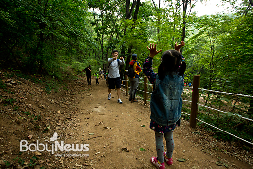 한 아이가 서울 구로구 개봉동 개웅산공원 내 유아숲체험장을 잇는 오솔길에서 아빠에게 손짓을 하며 놀이를 하고 있다. 이기태 기자 likitae@ibabynews.com ⓒ베이비뉴스