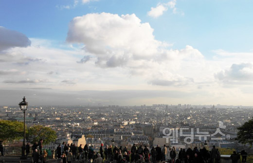 몽마르뜨 언덕의 꼭대기에 있는 사크레쾨르 대성당에서 바라본 파리의 풍경. ⓒ베이비뉴스