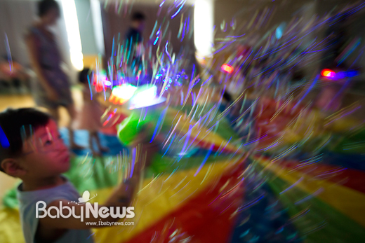 서울상상나라 영유아놀이학교에서 아이들이 표현놀이실에서 비누방울 놀이를 하고 있는 모습. 이기태 기자 likitae@ibabynews.com ⓒ베이비뉴스
