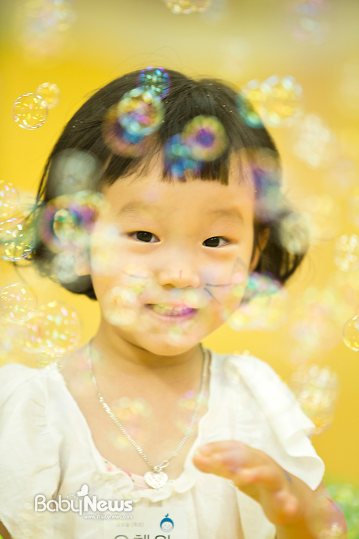 아이들의 정서 놀이. 서울상상나라 영유아놀이학교 4기 12주 마지막날 수업에서 한 아이가 비누방울 놀이를 하고 있는 아이의 표정. 이기태 기자 likitae@ibabynews.com ⓒ베이비뉴스