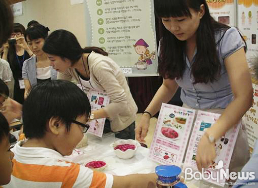 지난해 8월 열린 성동 꿈나무 건강축제에서 아이들이 건강한 식습관을 배우고 있다. 서울 성동구는 11일 오후 2시 구청 3층 대강당에서 어린이 건강생활실천을 위한 2015년 성동 꿈나무 건강 축제를 개최한다. ⓒ성동구
