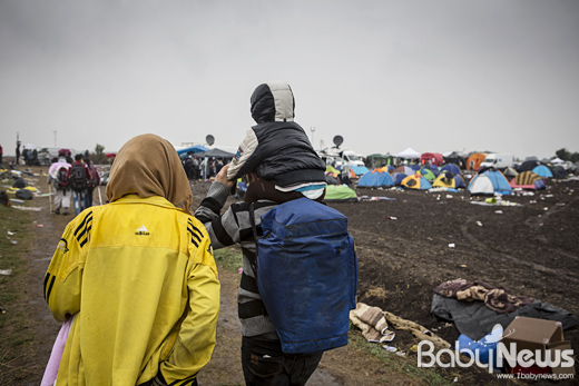 헝가리 국경 봉쇄로 오도가도 못하는 처지가 된 난민들. 임시 캠프에서 숙식을 해결하고 있다. ⓒ세이브더칠드런