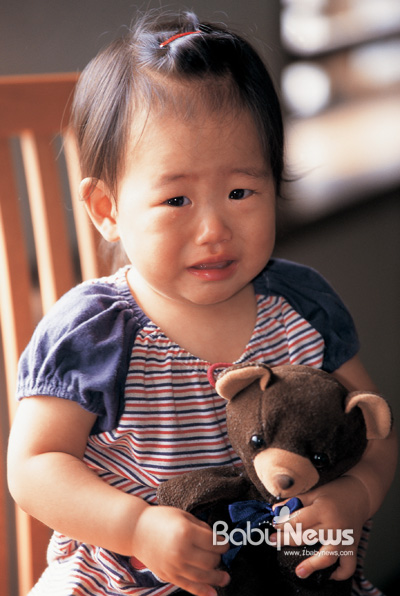 자기 조절 능력이 떨어지는 어린 시기에는 환경에 의한 영향을 크게 받는다. 떼를 쓰거나&nbsp;말을 안 듣는다면 아이의 불필요한 행동을 유발하는 주변 환경을 통제하고 제어해 줘야 한다. ⓒ베이비뉴스