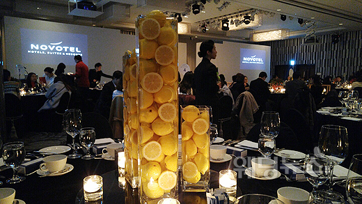 노보텔 앰배서더 서울 강남이 이번 2016 SS 웨딩페어 'The S Wedding Fair'에서 레몬, 토마토, 라임 등 진짜 과일과 촛불을 함께 세팅한 감각적인 컬러플 오브제를 선보여 참가자들의 눈길을 사로잡았다. ⓒ베이비뉴스