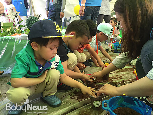 아이들이 '청밀'부스에서 식물 심는 체험에 열중하고 있다. ⓒ 베이비뉴스