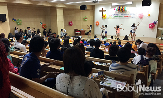 서울 동대문구는 지난 28일 전농동교회 예배당에서 관내 방과 후 시설을 이용하는 어린이들이 최근 유행하는 가요에 맞춰 연습한 춤을 선보이는 어린이 댄스 발표회를 개최했다. ⓒ동대문구