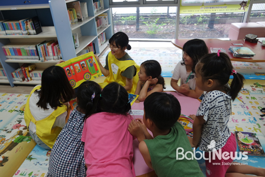고양시(시장 최성) 덕양구 행신어린이도서관은 어린이들의 도서관 이용을 장려하는 독서진흥사업의 일환으로 다양한 책 읽어주기 프로그램을 진행한다고 18일 밝혔다. ⓒ고양시