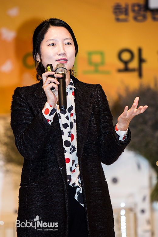 정혜진 어여모 회장은 17일 오후 서울 서초구 강남웨딩컨벤션에서 열린 ‘어여모와 함께 하는 제 238회 맘스클래스’의 강연자로 나서 ‘유산균으로 여성건강 관리’를 주제로 산모들에게 정보를 전했다. 이기태 기자 ⓒ베이비뉴스