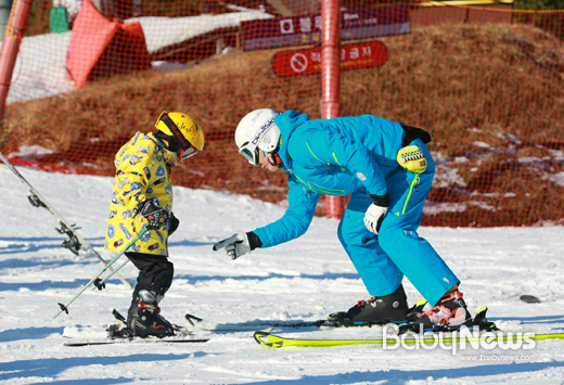 대명 비발디파크 스키전문 렌탈샵 비발디스키아카데미가 겨울방학 시즌을 맞아 어린이 전문 스키강습 교실을 열었다. ⓒ대명 비발디파크