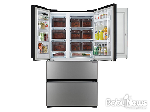 최근에는 냉장고를 구매하고도 정리정돈을 어려워하는 주부들을 겨냥해 멀티 보관이 가능한 냉장고가 인기를 얻고 있다. LG 디오스 김치톡톡(사진)은 칸별로 냉장·냉동·김치보관 등을 따로따로 설정할 수 있어 주부들이 냉장고를 손쉽게 관리 및 정리할 수 있다. ⓒLG전자