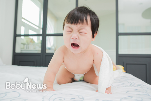 아기가 침대에서 떨어졌다면 의식이 있는지, 분수토를 하진 않는지 잘 관찰해야 한다. ⓒ베이비뉴스